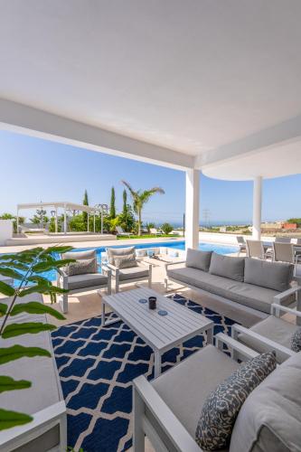 Luxury Villa Andrea - Seaviews - Panoramic Seaviews - Heated Private Pool