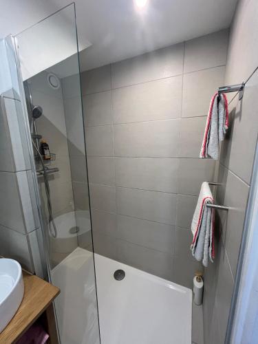 Bright Duplex with Balcony - 3 min to Beach & Center