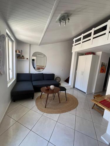 Bright Duplex with Balcony - 3 min to Beach & Center