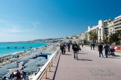 Bright Duplex with Balcony - 3 min to Beach & Center