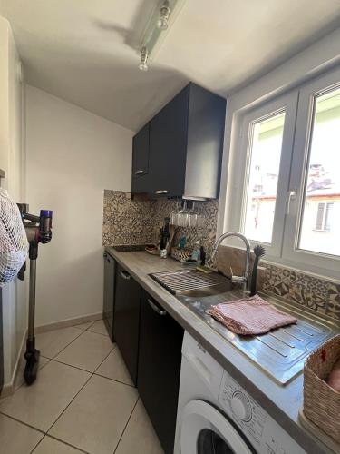 Bright Duplex with Balcony - 3 min to Beach & Center
