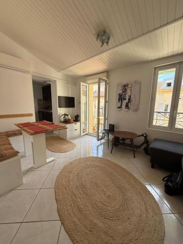 Bright Duplex with Balcony - 3 min to Beach & Center