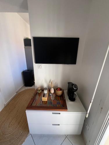 Bright Duplex with Balcony - 3 min to Beach & Center