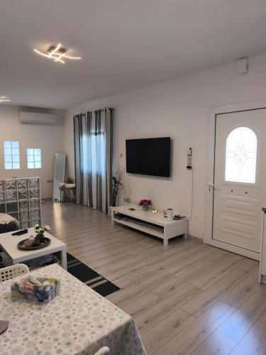 Villa petroula Cozy Modern Home & Private Garden