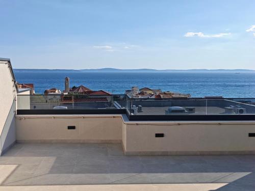 Spyro Apartment- Private rooftop terrace, jacuzzi & seaview