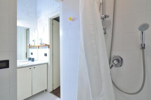 y baño con ducha y cortina de ducha. en Santa Marina Studio, en Venecia