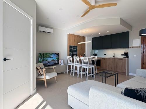 Ocean Sounds, La Roca, 2 bdr, pool, lift beach
