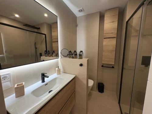 Ocean Sounds, La Roca, 2 bdr, pool, lift beach
