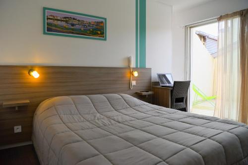 Ένα ή περισσότερα κρεβάτια σε δωμάτιο στο Hôtel Le Relais Dax