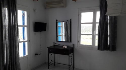 Μια τηλεόραση ή/και κέντρο ψυχαγωγίας στο Marathi Apartments 