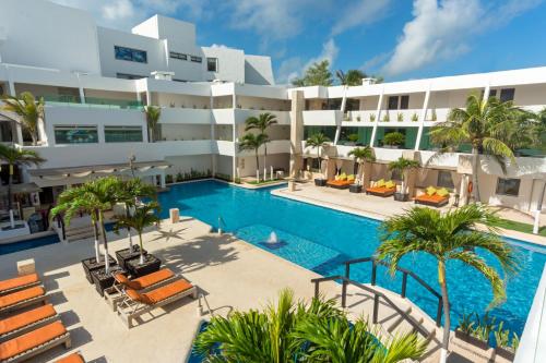 uma imagem do exterior de um hotel com piscina em Flamingo Cancun All Inclusive em Cancún