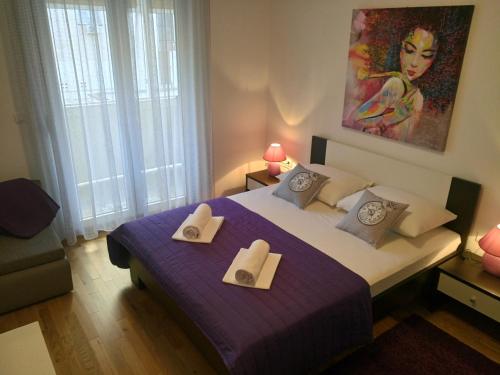 een slaapkamer met een bed met twee handdoeken erop bij Petra apartment in Zadar