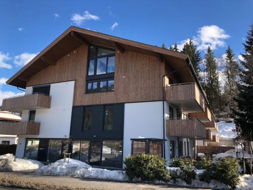 Sunny apartment with balcony and mountain views