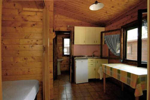 Kuchyň nebo kuchyňský kout v ubytování Villaggio Camping Uria