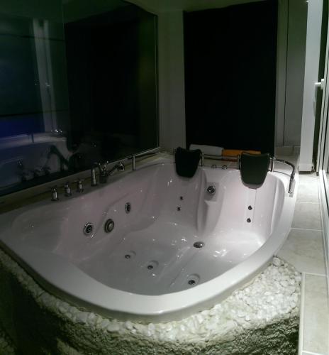 Un baño de Panoramic Studio - Jacuzzi & Parking