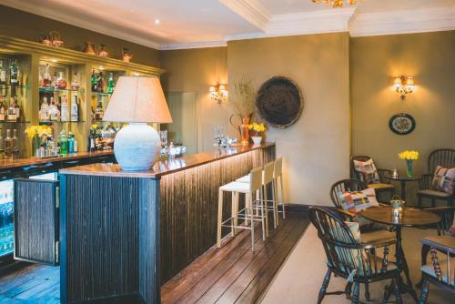 Lounge atau bar di The Coed-Y-Mwstwr Hotel