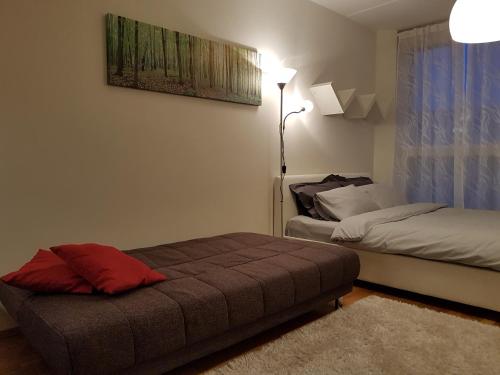 Habitación con 2 camas y reposapiés. en Rotermanni Guest Apartments, en Tallin