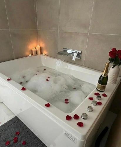 Mykonos Love Room - Séjour Romantique avec Jacuzzi