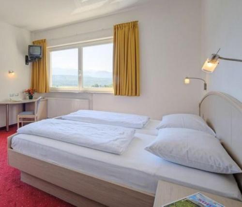 1 dormitorio con 1 cama blanca grande y ventana en Pension Steingarten, en Appiano sulla Strada del Vino