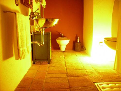 a bathroom with a toilet and a sink at Morelliana4Rooms in Scansano