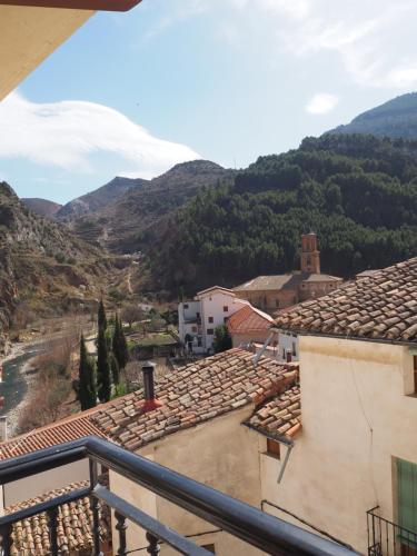 widok na wioskę z górami w tle w obiekcie Barranco de la Olla by Apartamentos Arnedillo w mieście Arnedillo