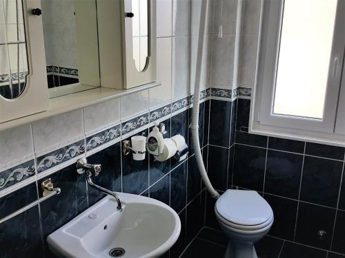 Bathroom sa Centre Point Apartment