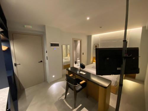 Athens Suite 101