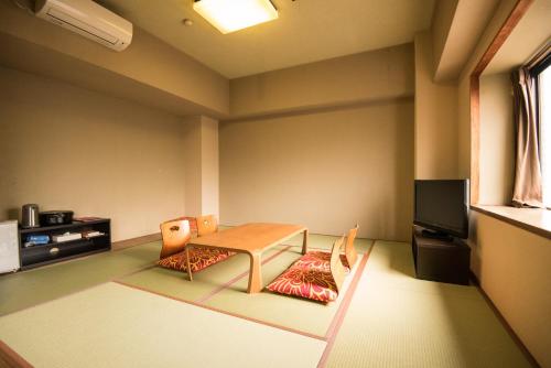 Телевизия и/или развлекателен център в Kyoto Travellers Inn