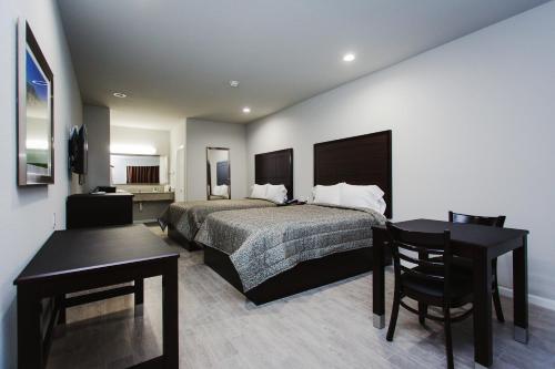 1 dormitorio con cama, mesa y escritorio en Palace Inn-529, en Hot Wells