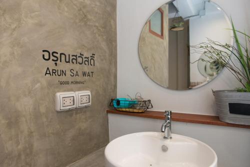 Ένα μπάνιο στο Barn & Bed Hostel