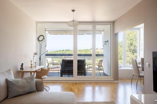 Cascais Prime 2BR with Balcony & Sea View