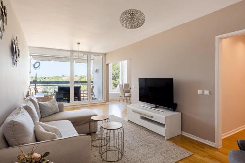 Cascais Prime 2BR with Balcony & Sea View