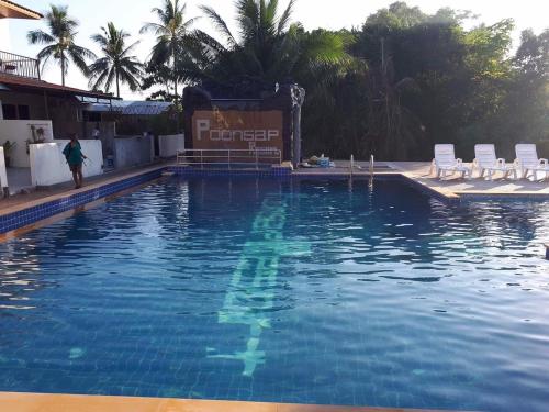 Het zwembad bij of vlak bij Poonsap Resort