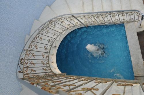 una escalera de caracol que conduce al agua en un parque acuático en Hotel Ristorante La Lanterna, en Villaricca