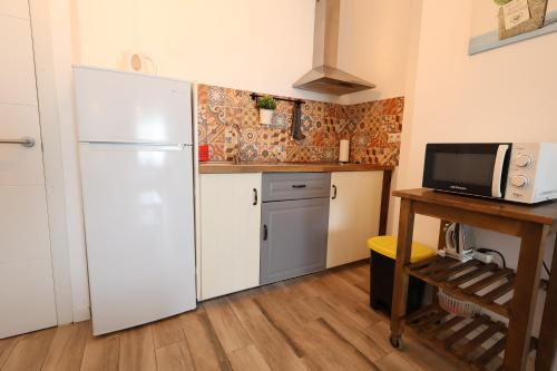 Galicia C - Bright Studio 8 Minutes from the Train in Benalmadena