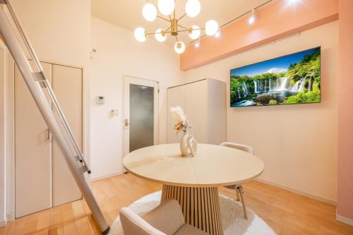 New Open, 6 mins walk from Shibuya Station and 3 mins walk from Shinsen Station, Direct access to major stations on the Yamanote Line, EV available, 2 people, 2 single beds