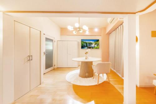 New Open, 6 mins walk from Shibuya Station and 3 mins walk from Shinsen Station, Direct access to major stations on the Yamanote Line, EV available, 2 people, 2 single beds