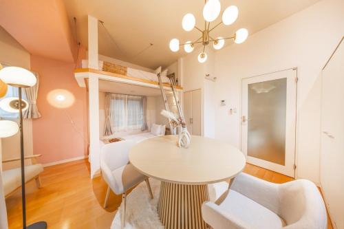 New Open, 6 mins walk from Shibuya Station and 3 mins walk from Shinsen Station, Direct access to major stations on the Yamanote Line, EV available, 2 people, 2 single beds