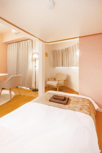 New Open, 6 mins walk from Shibuya Station and 3 mins walk from Shinsen Station, Direct access to major stations on the Yamanote Line, EV available, 2 people, 2 single beds