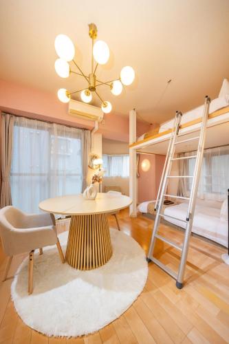 New Open, 6 mins walk from Shibuya Station and 3 mins walk from Shinsen Station, Direct access to major stations on the Yamanote Line, EV available, 2 people, 2 single beds