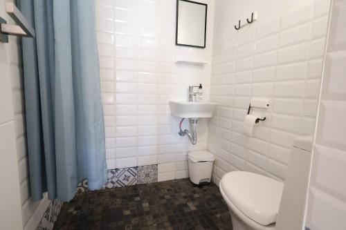 Galicia D - Studio with Private Patio near Arroyo de la Miel Station