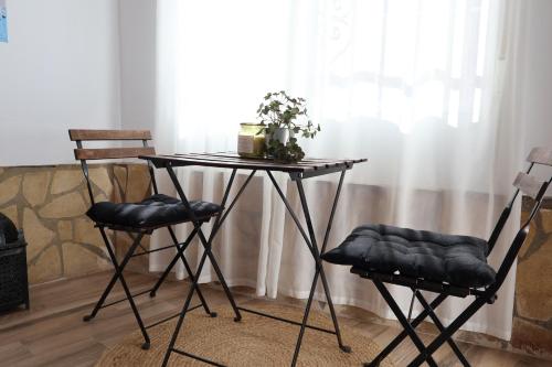 Galicia D - Studio with Private Patio near Arroyo de la Miel Station