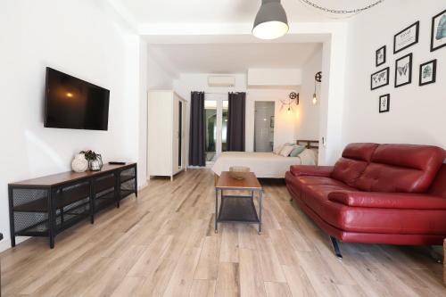 Galicia D - Studio with Private Patio near Arroyo de la Miel Station