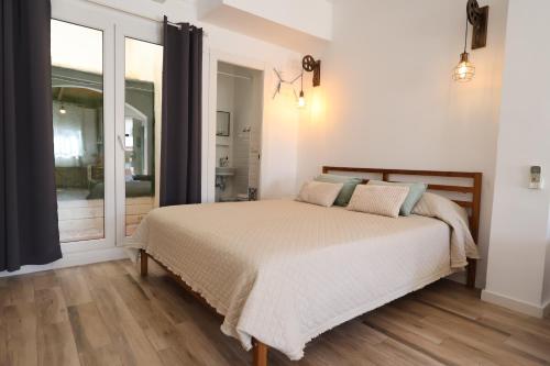 Galicia D - Studio with Private Patio near Arroyo de la Miel Station