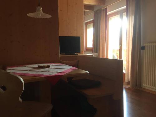 TV a/nebo společenská místnost v ubytování Ciasa Fedo