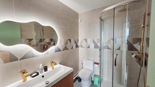 Unobstructed view parking metro nearby 8 guests