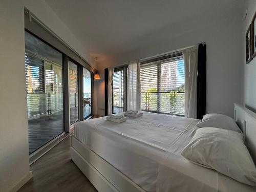 Beachfront with terrace for 8