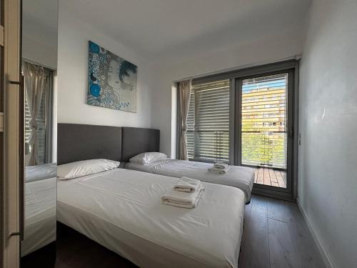 Beachfront with terrace for 8