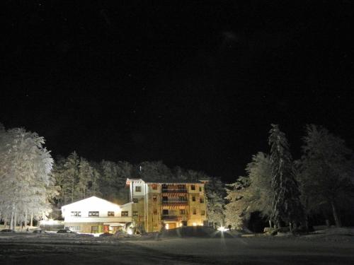 a building with a basketball hoop in front of it at night at Albergo Le Macinaie - Monte Amiata in Castel del Piano