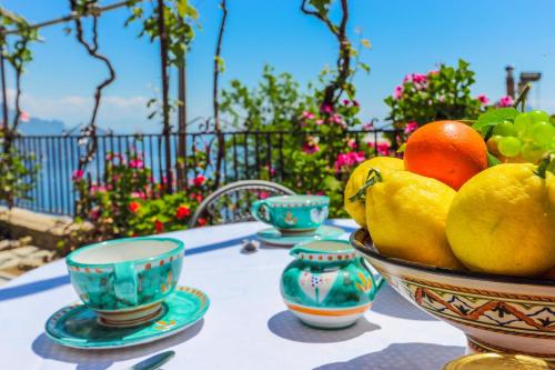 a bowl of oranges and lemons on a table at Villa Matilde Amalfi in Amalfi